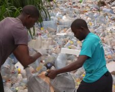 Sorge für die Umwelt: Der Mann hat eine Möglichkeit erfunden, Plastikflaschen zu verwenden, die das Wasser verschmutzen