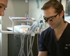 Warum arbeitet ein Zahnarzt an Patienten, während er auf einem Gyro-Roller steht: Was hat es dazu geführt