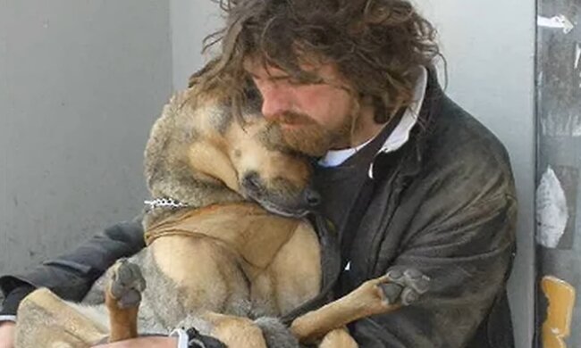 Obdachloser Mann mit dem Hund. Quelle: Screenshot Youtube