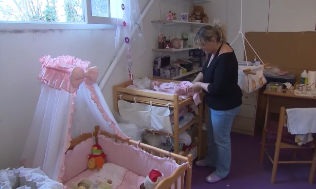 „Ich wechsle ihm sogar die Windeln“: Frau verhält sich gegenüber einer Puppe genau wie gegenüber einem Baby