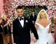 Britney Spears und Sam Asgari. Quelle: Youtube Screenshot