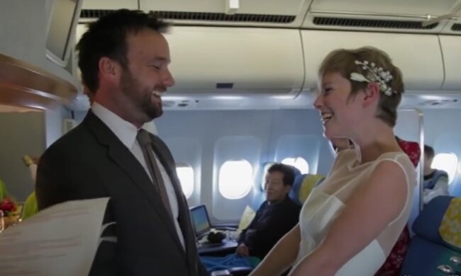 Eine Hochzeit im Flugzeug. Quelle: Screenshot