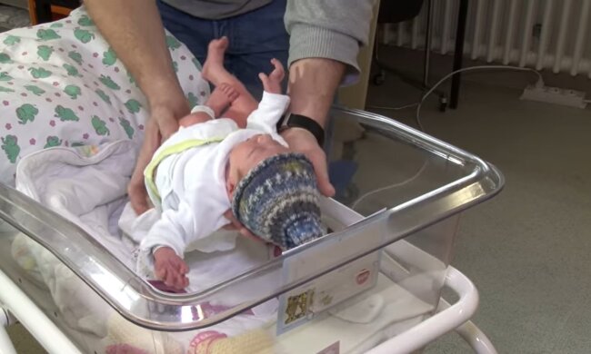 Eine Mutter bedeckte ihren frühgeborenen Sohn für die Nachtzeit mit einem Handschuh: Am Morgen haben die Ärzte die Kraft der Mutterliebe geschätz