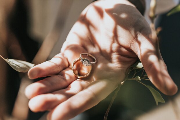 Sie hat es nicht vorausgesehen: Mann steckte seiner Freundin einen Ring auf den Finger, während sie schlief