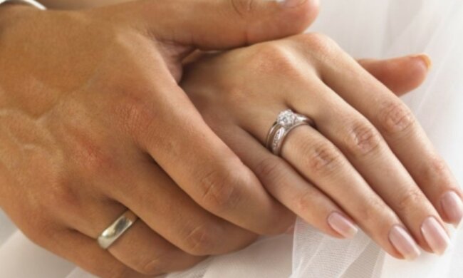 Der junge Mann machte seiner Geliebten einen Heiratsantrag, aber alles wurde durch ihre Maniküre ruiniert