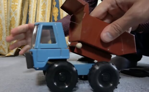 Restaurierung des Spielzeug-LKWs. Quelle: Screenshot YouTube