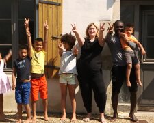 „Sechs Kinder, ein Einkommen und ständig das schlechte Gewissen“: Zwischen Wäschebergen und Schulbrotboxen