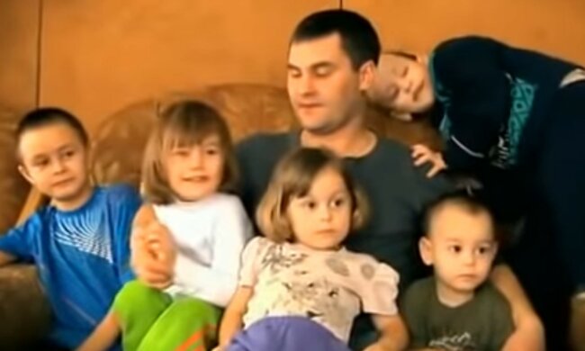Ein Vater mit vielen Kindern: wie ein Mann lebt, der im Jahr 2011 sechs Kinder adoptierte