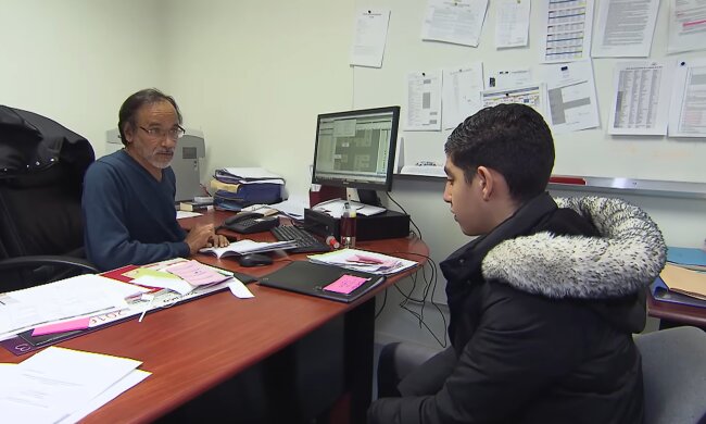 Direktor suspendiert jungen Schüler. Quelle: Youtube Screenshot