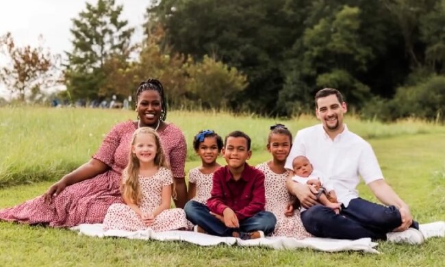 Herzliche Familientraditionen. Quelle: Screenshot YouTube