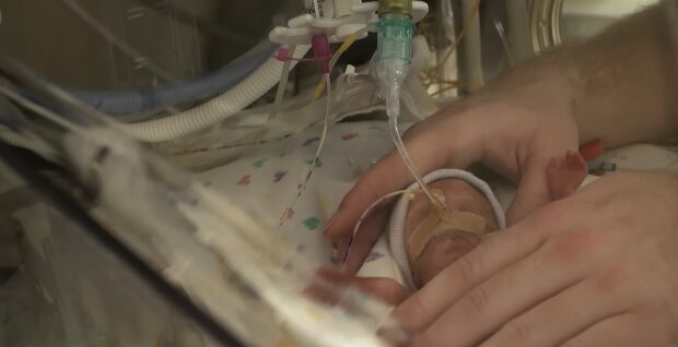 Babymädchen kommt in der 23. Woche zur Welt und beweist im Inkubator täglich ihren unglaublichen Lebenswillen