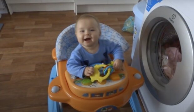 Kind und Waschmaschine. Quelle: Screenshot YouTube