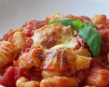 "Lieblingsfrühstück": Gnocchi mit Spinat und Tomatensauce