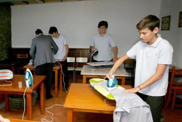 Frauenarbeit mit Männerhänden: In einer Spanischschule wird es Jungen beigebracht, Wäsche zu waschen und das Essen zuzubereiten