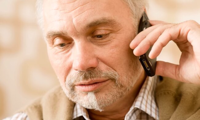 Mann bekam einen unerwarteten Anruf. Quelle: Screenshot Youtube