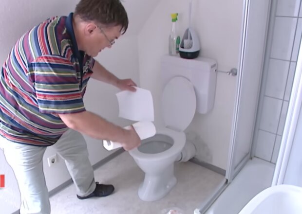 Er schrubbt sein WC zehnmal täglich. Quelle: Youtube Screenshot