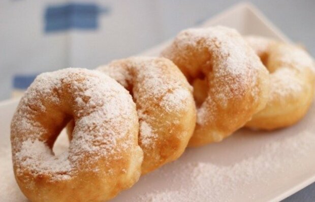 Hausgemachte Donuts auf Kefir: Es dauert nur 5 Minuten. Einfaches und billiges Rezept