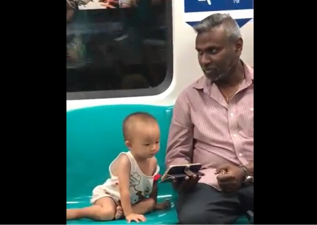 Dem Mann gelang es, das Baby zu beruhigen. Quelle: Screenshot Youtube