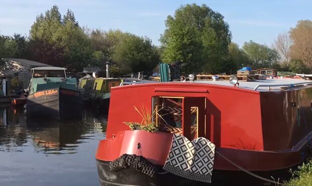 Ein Boot wie eine Wohnung. Quelle: YouTube Screenshot