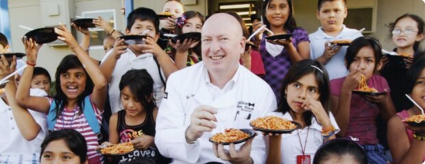 Der Gastronom füttert seit mehreren Jahren Tausende armer Kinder in einem Elite-Restaurant
