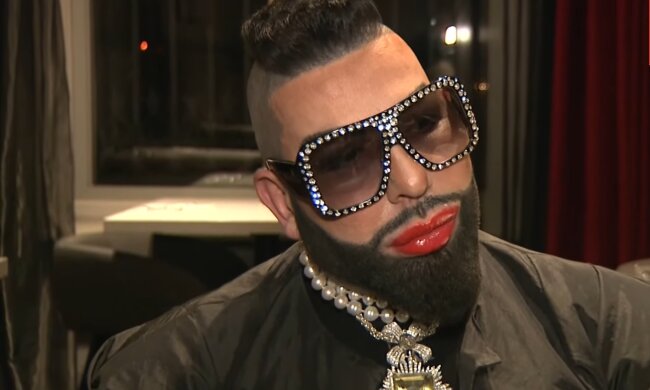 „Ich ignoriere die Regeln des Alters – und sehe dabei umwerfend aus!“. Quelle: Youtube Screenshot