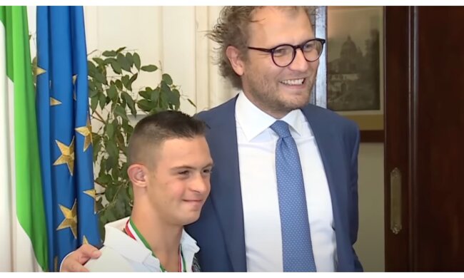 Ein Junge mit Down-Syndrom ist ein echter Held geworden. Quelle: Screenshot YouTube