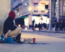 Der Obdachlose bat darum, ihm Geld zu leihen, und die Frau half: Ein paar Monate später kam der Anruf und das Gute kehrte zurück