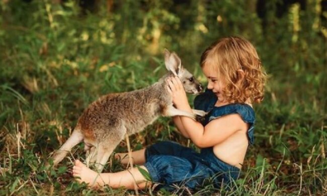 Der Fotograf nahm die aufrichtige Freundschaft zwischen Kindern und Tieren auf