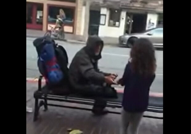 Mädchen beschloss, ihr Mittagessen mit einem Obdachlosen zu teilen. Quelle: Screenshot Youtube