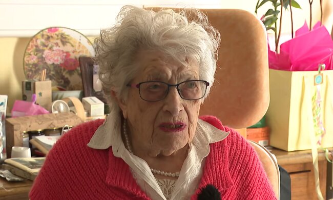 106-Jährige feiert im Kreis der Gemeinschaft. Quelle: Youtube Screenshot