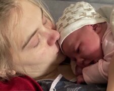 Anna und ihre neugeborene Tochter. Quelle: Screenshot Youtube