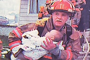 Feuerwehrmann rettete ein kleines Mädchen: 17 Jahre dauerte es, bis es dem Retter danken konnte