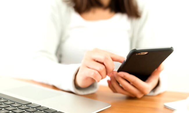Frau las Nachrichten auf dem Handy ihres Mannes. Quelle: Screenshot Youtube