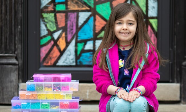 Für gute Zwecke: Ein Mädchen stellt Armbänder her, um Ärzten zu helfen, Menschen zu retten