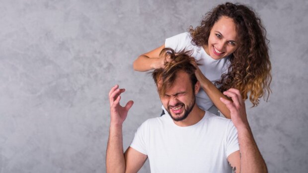Ein Mädchen wusch ihrem Freund zum ersten Mal seit 6 Jahren die Haare: und das ist mit ihnen passiert