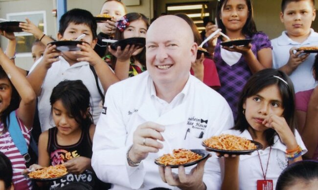 Der Gastronom füttert seit mehreren Jahren Tausende armer Kinder in einem Elite-Restaurant