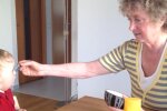 Babysitting. Quelle: Youtube Screenshot