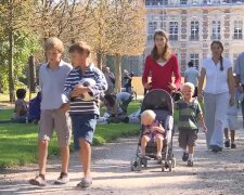 „Kindergeld reicht uns: mit klugem Sparen und Zusammenhalt“