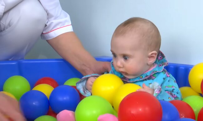 Dieses Baby kennt nur Betten, keine Familie. Quelle: Youtube Screenshot