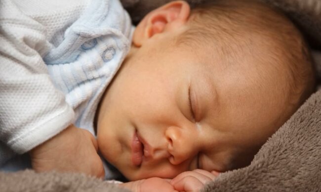 Kind ohne mütterliche Liebe. Quelle: Screenshot YouTube