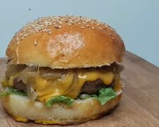 Als das Mädchen ihren Burger leckte, waren alle um sie herum verwirrt, und nur die Kellnerin lächelte