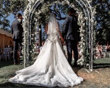 Der Gewinner der Millionenlotterie rettete einer Braut die Hochzeit, die viermal verschoben wurde: Details