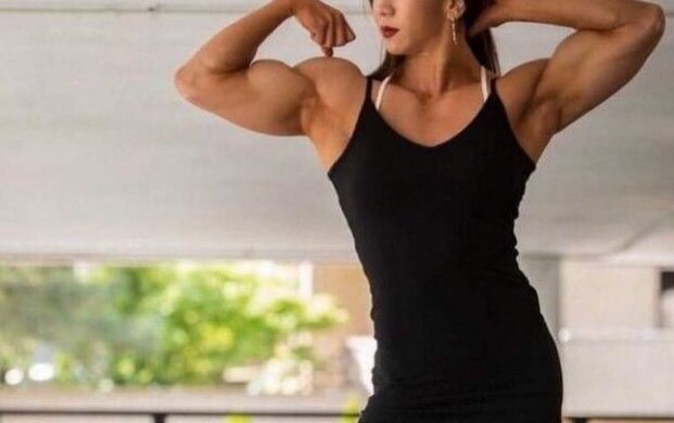 Die junge Frau trainiert täglich, um einen perfekten Körper zu haben, verliert aber dadurch an Attraktivität