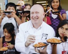 Der Gastronom füttert seit mehreren Jahren Tausende armer Kinder in einem Elite-Restaurant