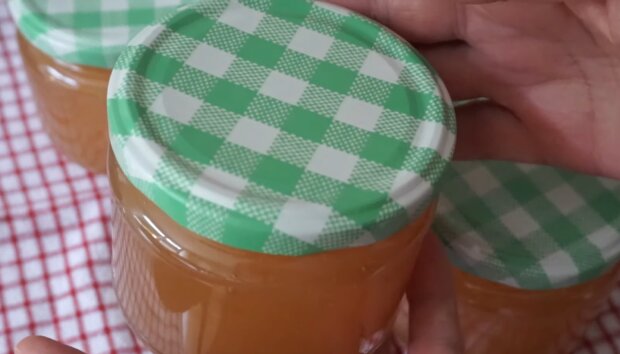 Marmeladengläser mit Gold. Quelle: YouTube Screenshot