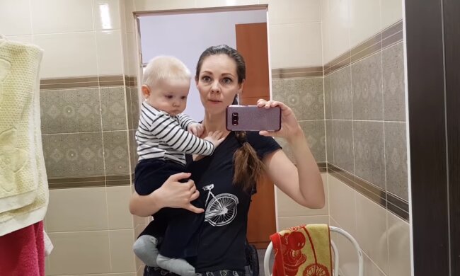 Die Mutter und das Baby. Quelle: Screenshot YouTube