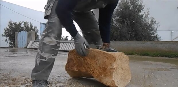 Der Stein, der eine Menge Geld einbrachte. Quelle: Youtube Screenshot