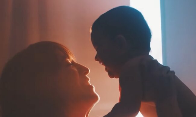 Frau und Kind. Quelle: Screenshot Youtube