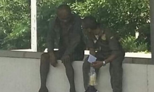 Die Geschichte eines alten Mannes aus Thailand, der seit 10 Jahren an der Straße sitzt und nirgendwohin gegangen ist