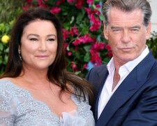 Pierce Brosnan und Keely Shaye Smith. Quelle: Screenshot Youtube